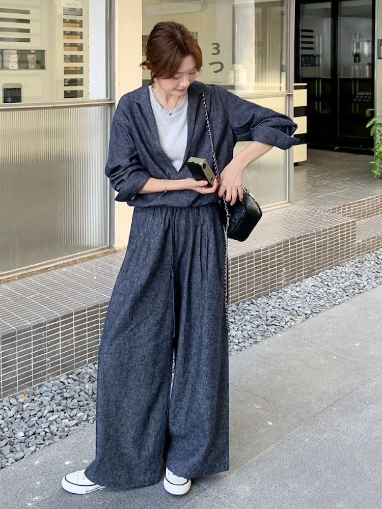 40代の女性にぴったりなカジュアルデニムコーデは、紺色のワイドパンツとトップスのセットで決める？