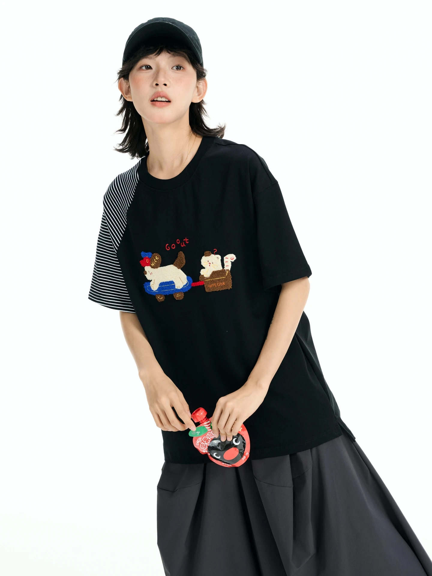 犬モチーフTシャツ：ストライプと刺繍が特徴の2026年春季リリースモデル