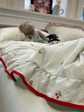 清新なグリーンのチェリー柄 ダブルレイヤー フリル付きベッドカバー【学生用・シングルサイズ】（セットアップ対応）