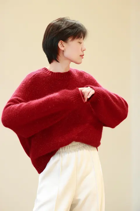 極上の柔らかさの山羊毛と浣熊毛使用のルーズフィット赤ニットセーター（セットアップ対応）