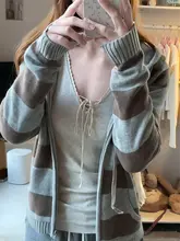 華やかなレース飾りのVネックリボン付き長袖Tシャツ【女性用・春向け・シルエットを美しく見せる】
