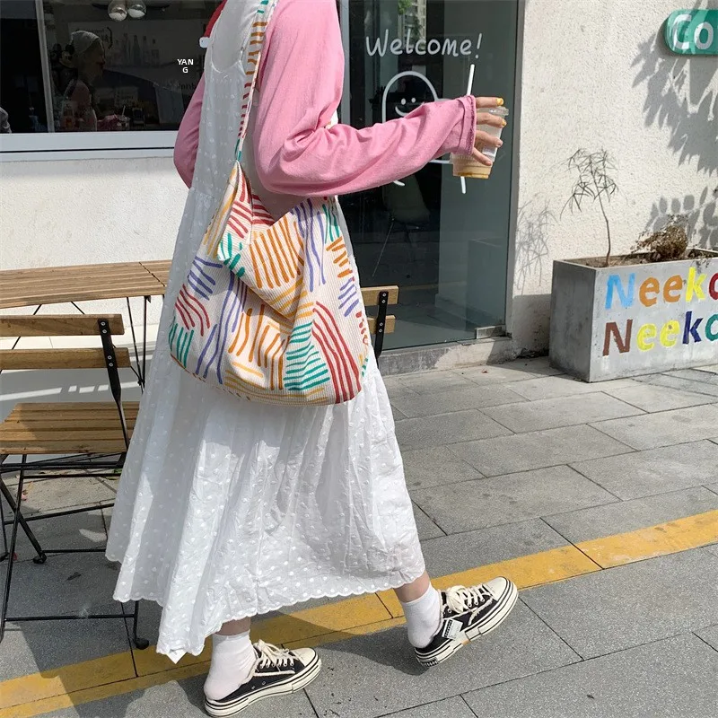 カゴ バック 肩掛け どう選ぶ？レトロなストライプが決める「日常のスタイル」