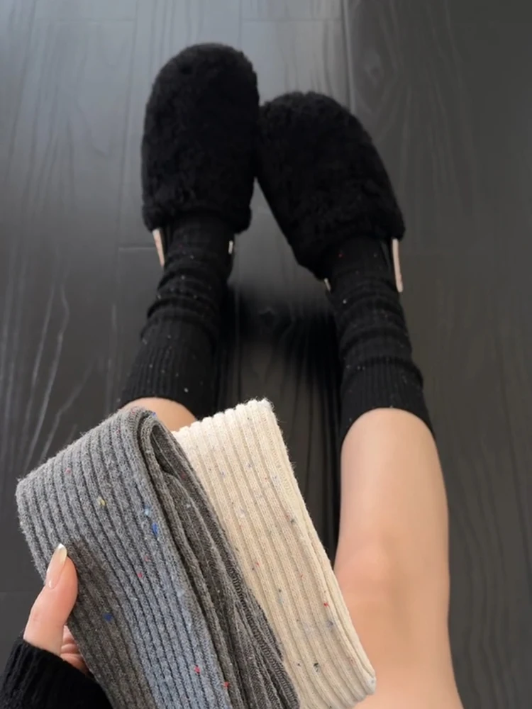 黒のトップスは本当に必要？シンプルさと上品さが融合したコーデの鍵とは