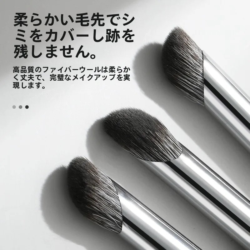 目が小さいメイクに効果的な指腹型コンシーラーブラシの使い方