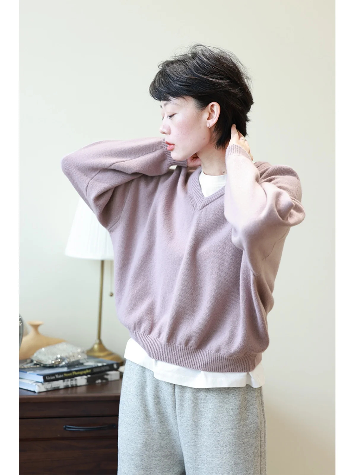 カーディガン コーデの悩みを解決！山羊绒Vネックが夏に最適な理由