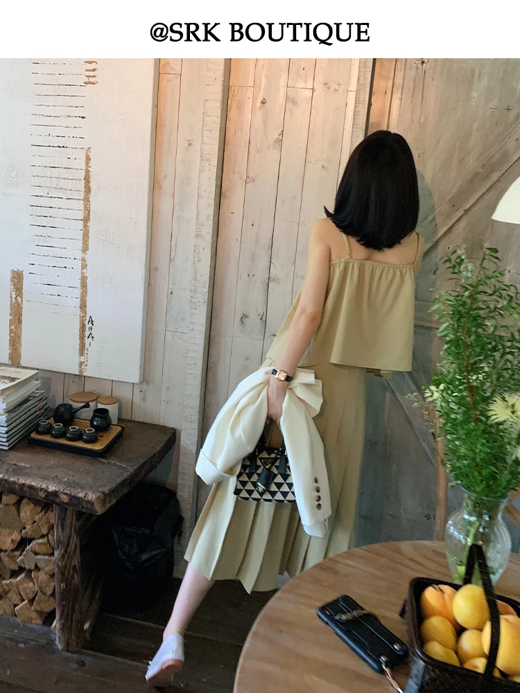 デート服 秋 20代 にぴったりのセットアップは、カーキカラーのフリルキャミとハイウエストスカートがベスト？