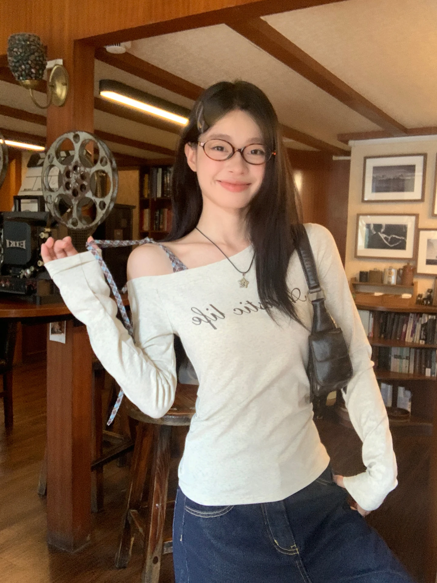 花柄グレーの斜め肩デザインTシャツ【秋冬用・ロゴプリント・フィット感のある長袖】