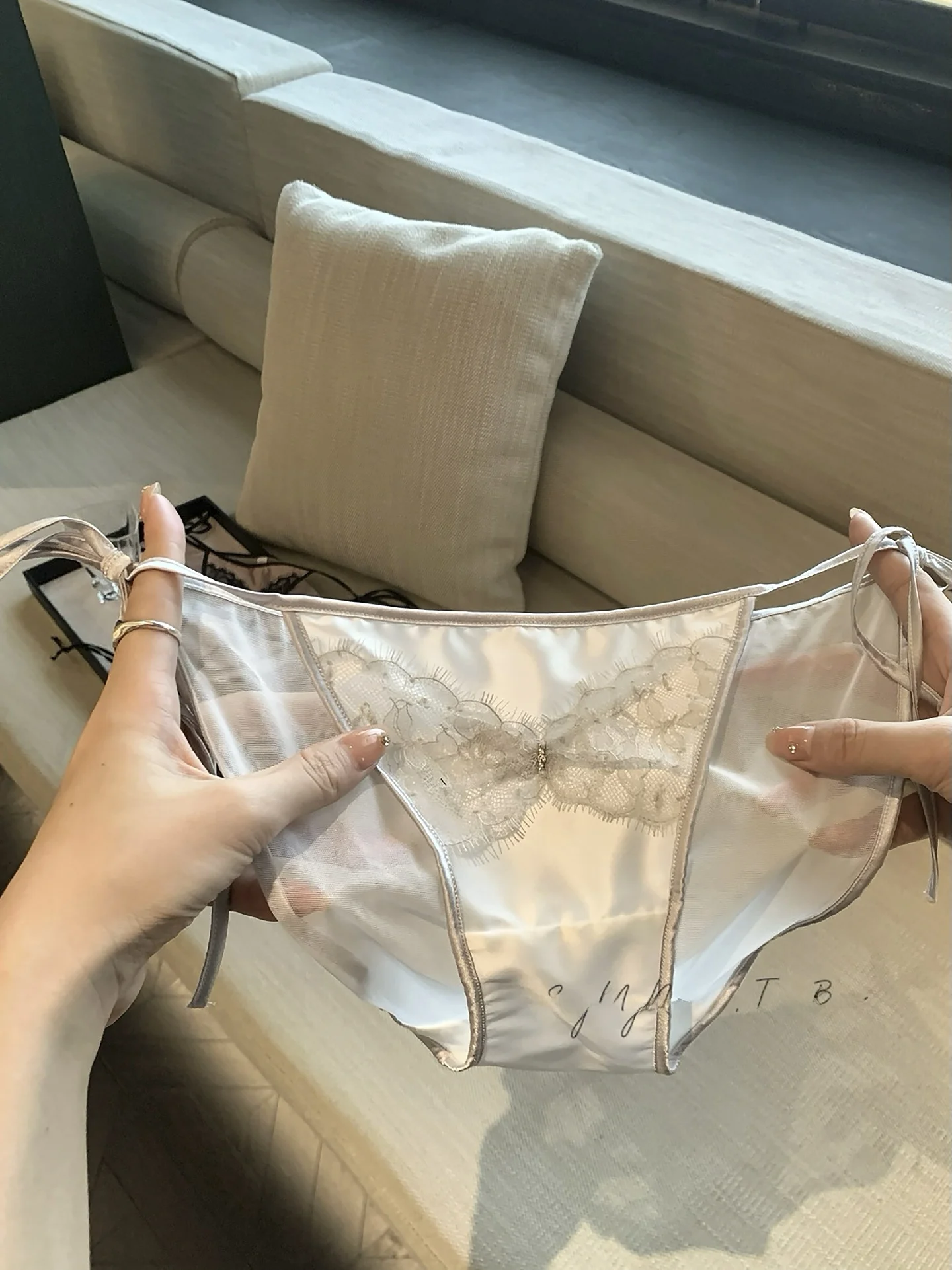 お腹が見える服に悩むなら、この1アイテムで失敗しないコーデは？