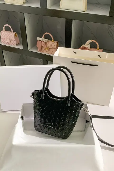 本革編み込みバケットバッグ【レディース・ブラック・軽やかで高級感あるデザイン】
