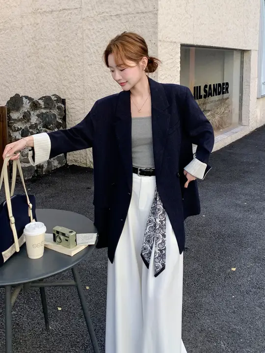 上品な雰囲気のカジュアルブレザー【春秋用・女性用・ゆったりデザイン・深い青色】