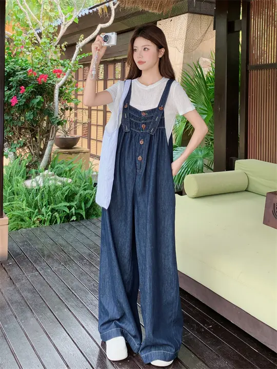 文芸風デニムオーバーオールワイドパンツと白Tシャツの夏のコーディネート【キュートで若々しい印象・質感のある2点セット】（セットアップ対応）