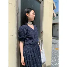 レトロなウエストシェイプのドット柄Vネック中長丈ワンピース【Aライン・カジュアル通勤用】