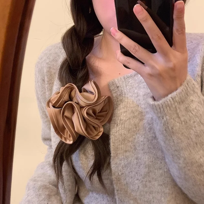 ポニーテール外ハネに最適なサテン花苞ヘアゴムの選び方と実用性