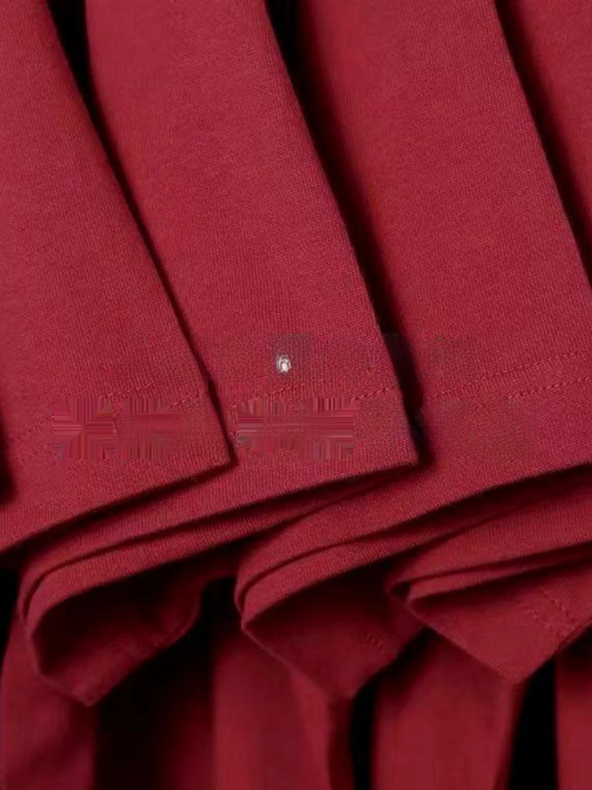 ワインレッドのトップスに合う色は？新疆綿100% Tシャツの実際の組み合わせガイド