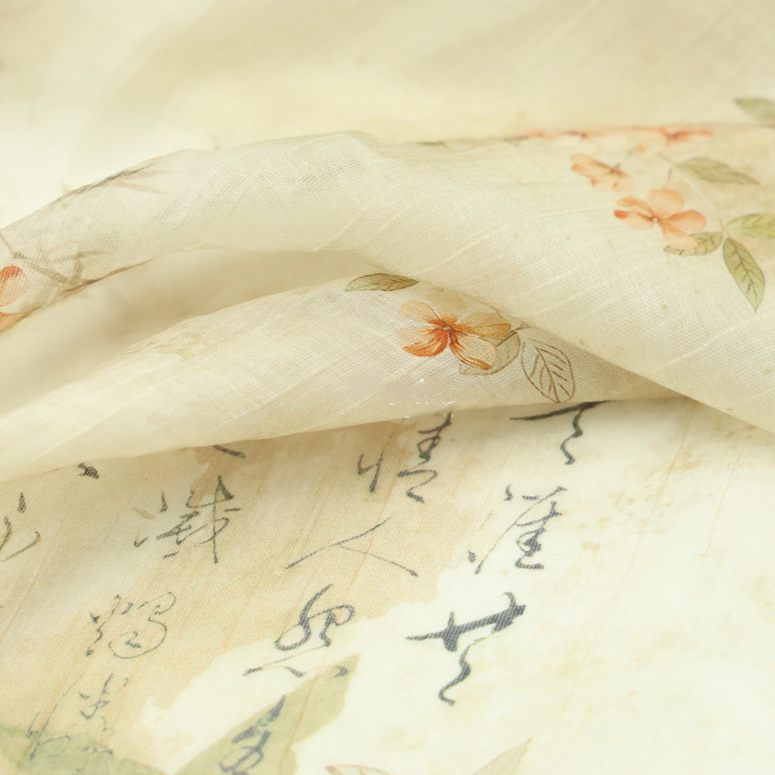 薄手半透明な米杏色バラ柄シルク布地：中国風書道風プリントの使い方と特性