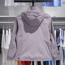 シンプルデザインのレディースアウター【フード付き・防風・アクティブスタイル・秋冬用】