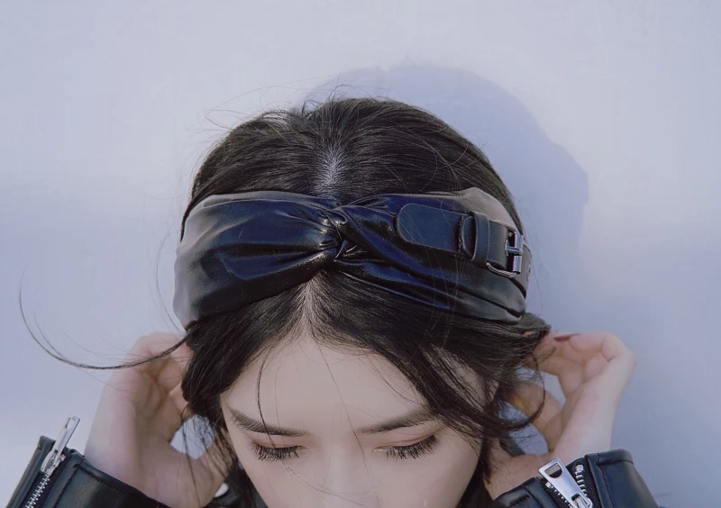 マフラーコーデに合うヘッドバンドは？リアルな選び方と季節感を解説