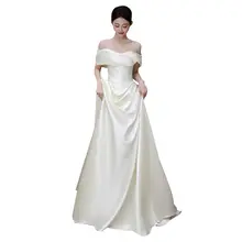 シンプルで上品なデザイン！オフショルダーサテン風軽婚礼衣装【トレイン付き・ウェディング用】