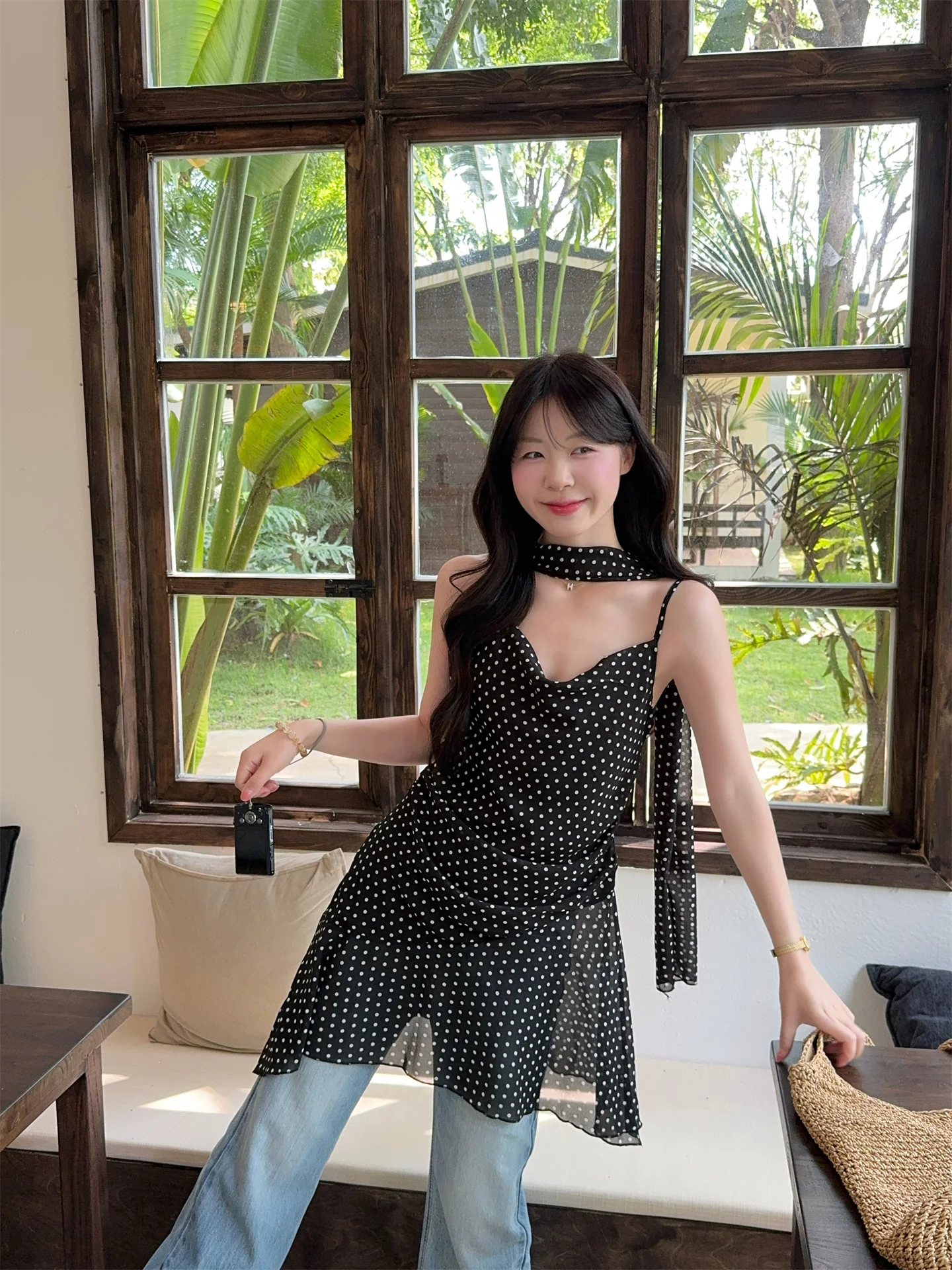 女性用Vネックリボンデザインドット柄キャミソールワンピース：30代夏コーデに最適なAラインスタイル