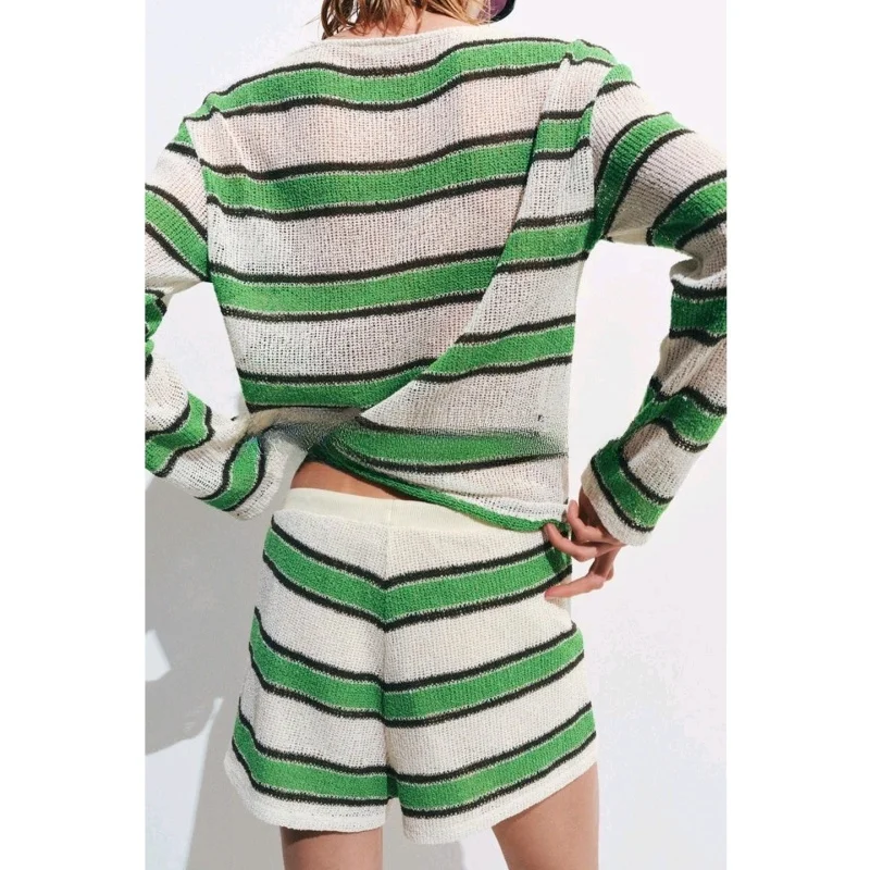 2026年夏季のファッション：長袖ラウンドネック透かしTシャツと中腰ストライプパンツセットの実用性解析