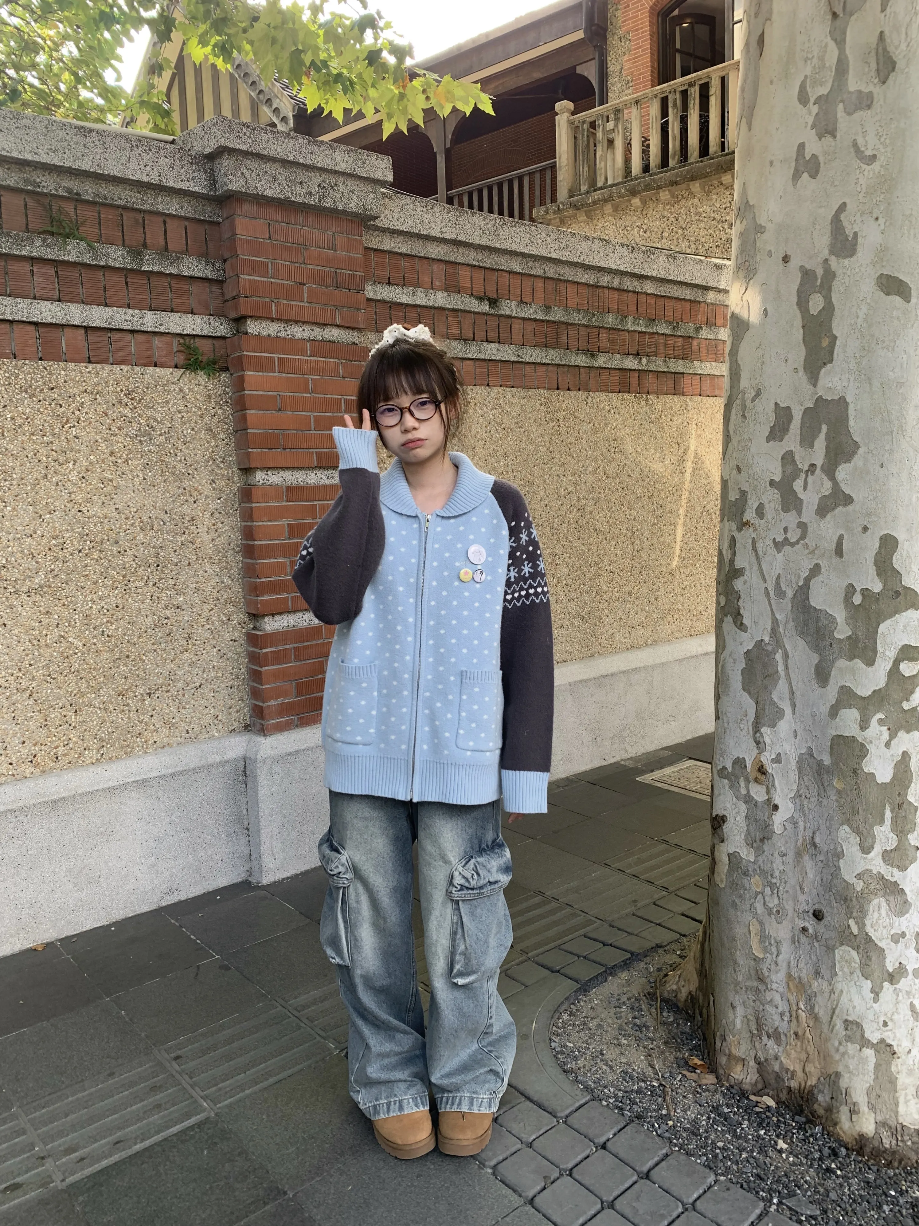 青ニットはなぜ今、通勤スタイルの中心に？