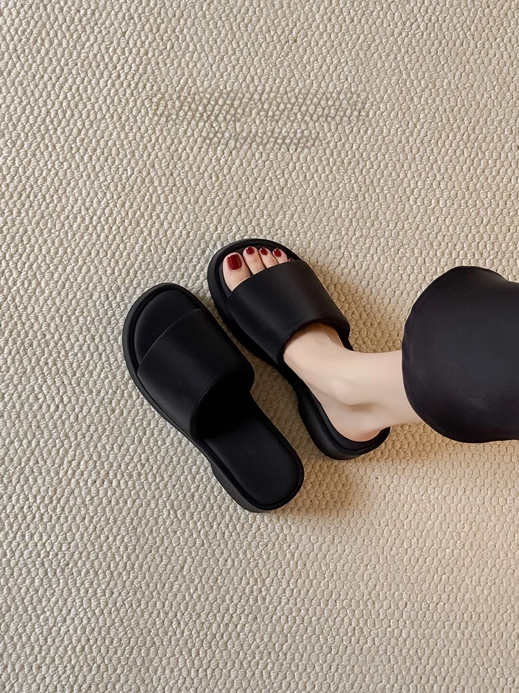 厚底一字トングサンダル：女性向け夏用カジュアルサンダルの履き心地と実用性