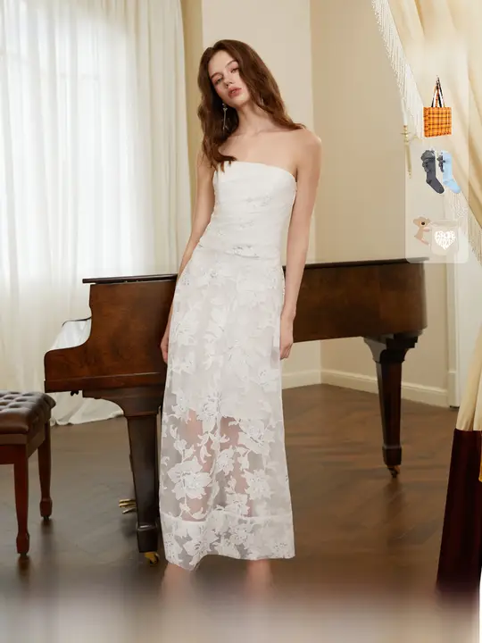 白色のカットフラワー仕立てのノースリーブマキシドレス【シルバーアクセント】