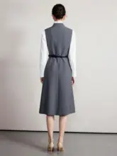 高級感ある白色半高襟シャツとベスト風ワンピース【女性用・気品あるデザイン・フレンチスタイル】（セットアップ対応）