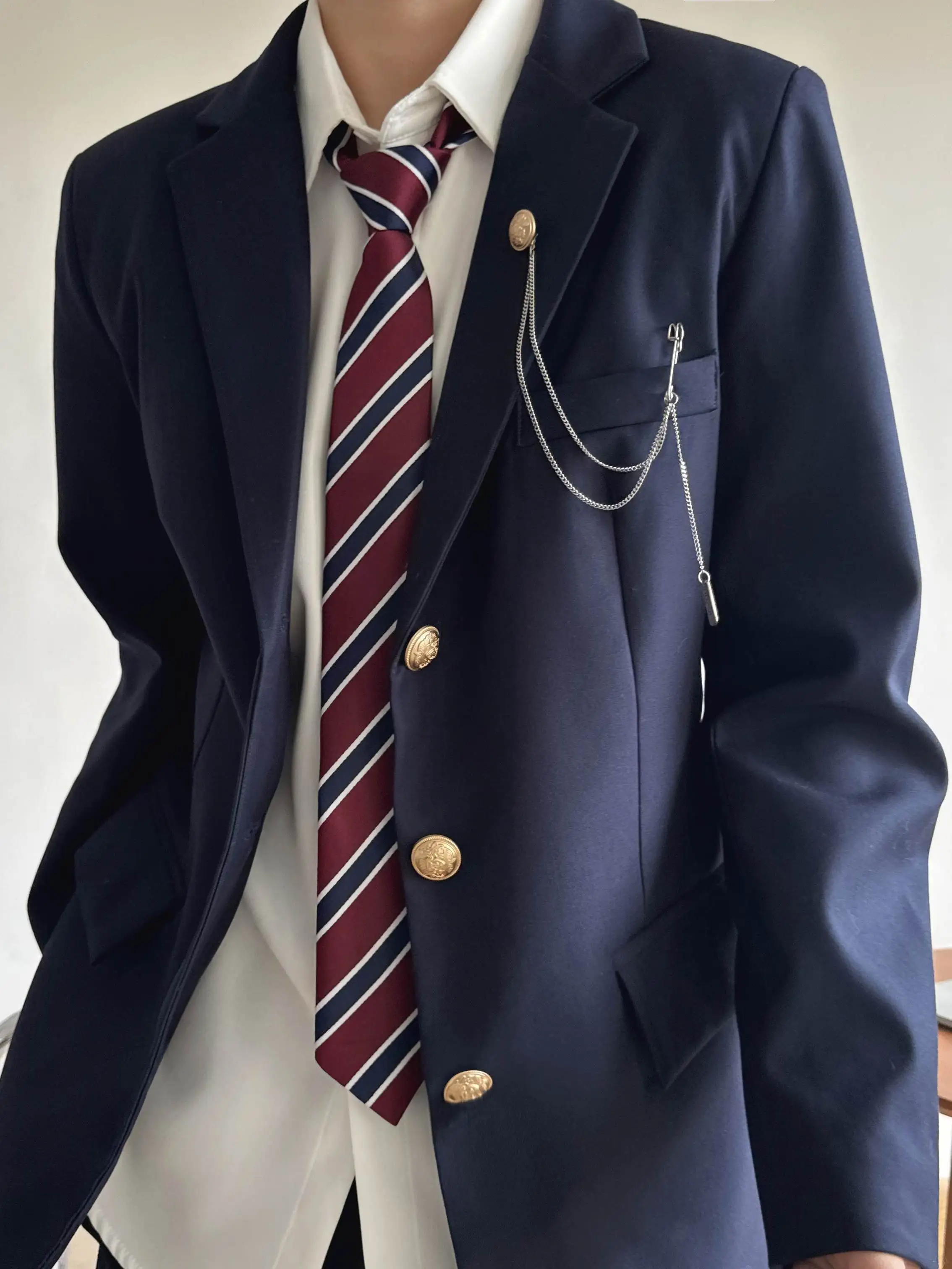 ネイビーブルーの三つボタンブレザーをどう選ぶ？中古制服市場で最も人気の「学院風」アイテムとは？