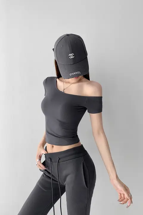 セクシーな斜めネックオフショルダー半袖Tシャツ【夏用・フィットデザイン・クロップ丈】
