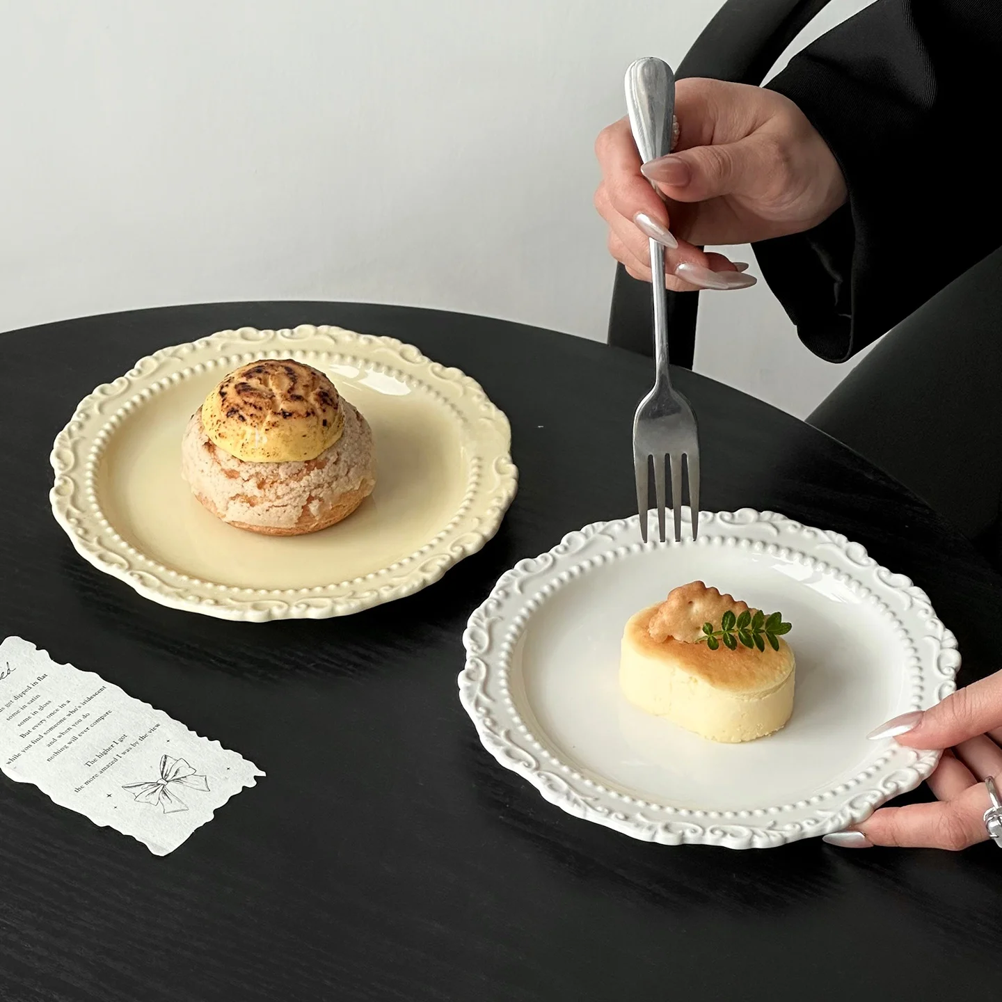 フランス風ビンテージケーキプレート：浮き彫りデザインで上品な法式甜品を表現