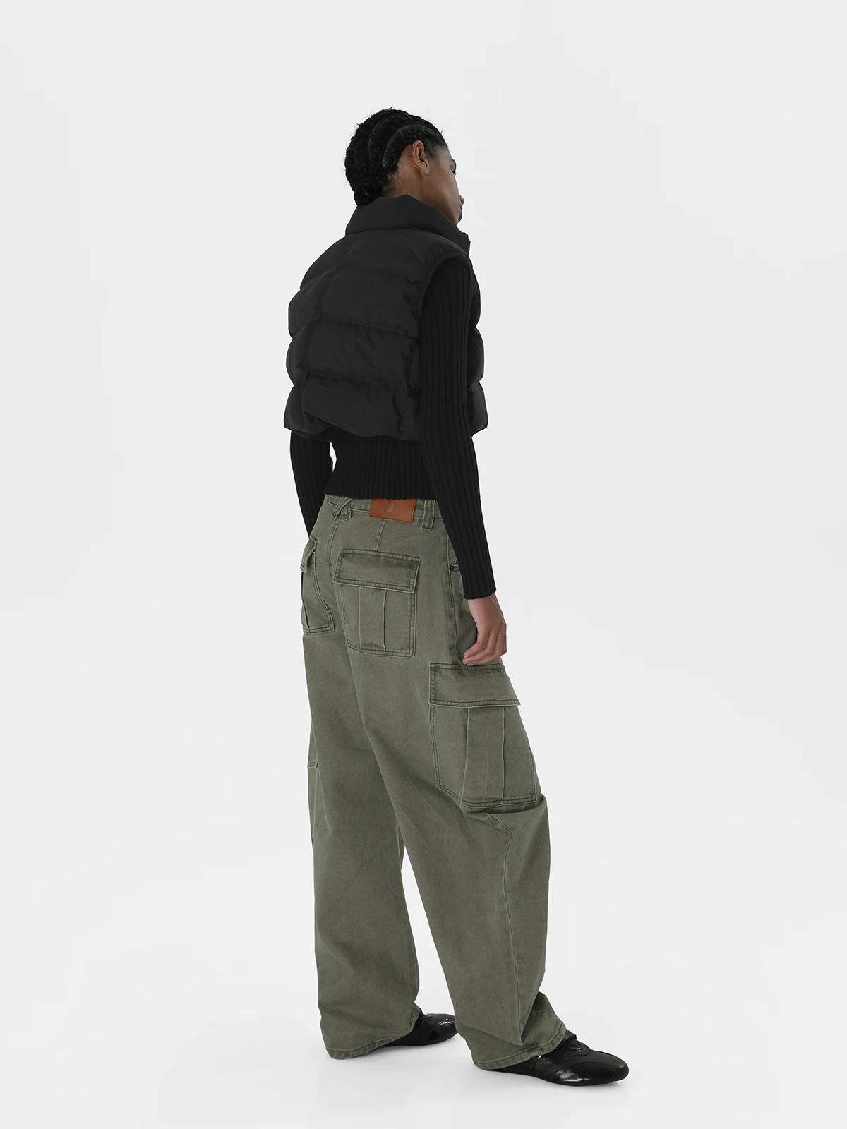カーゴパンツ コーデ レディース | 弧形デザインとウォッシュ加工による通勤適性