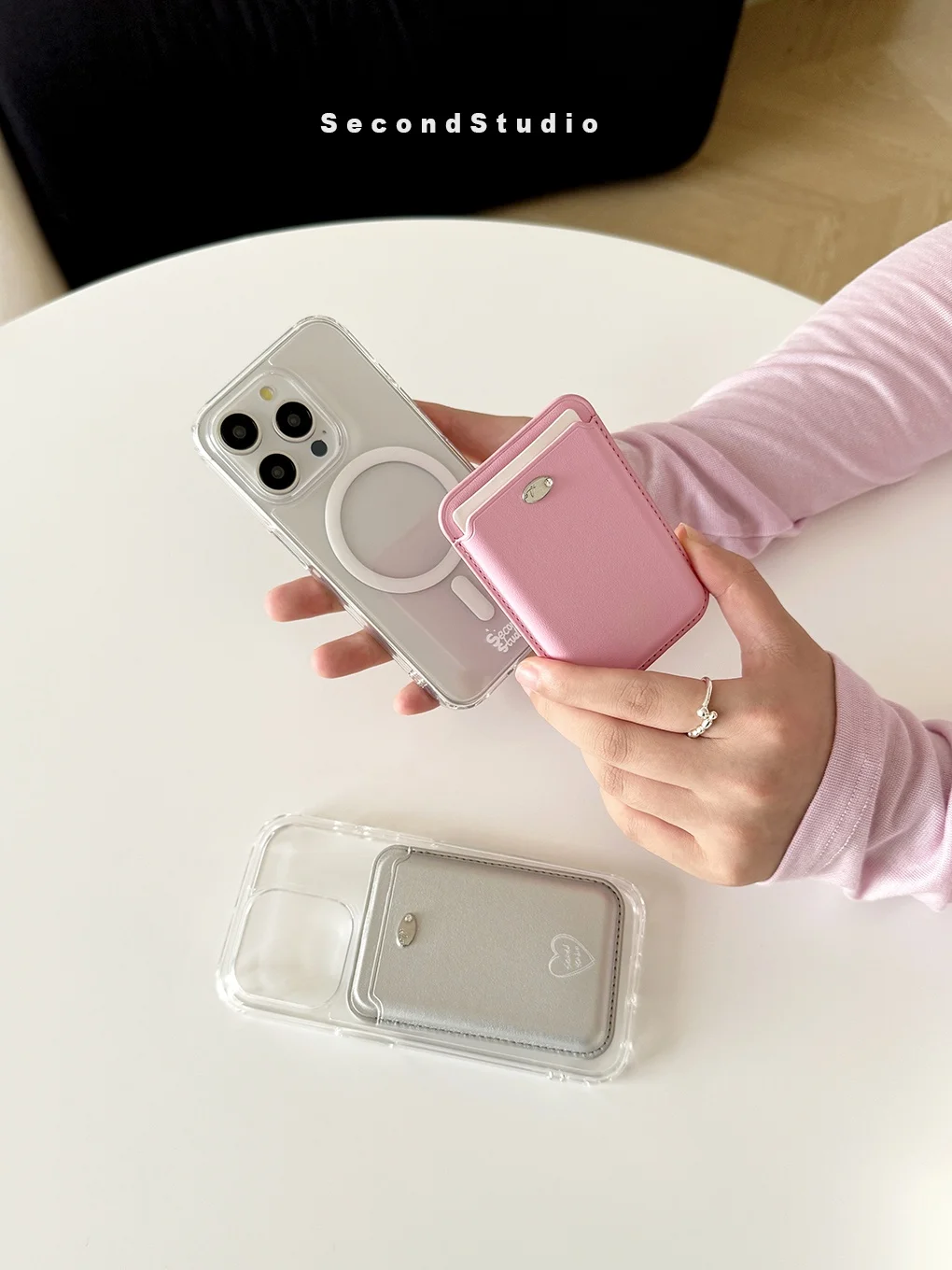secondstudio ハンドペイントハートデザインのレザー携帯ケース：透明・iPhone用・カードポケット付きのファッションと機能のバランス