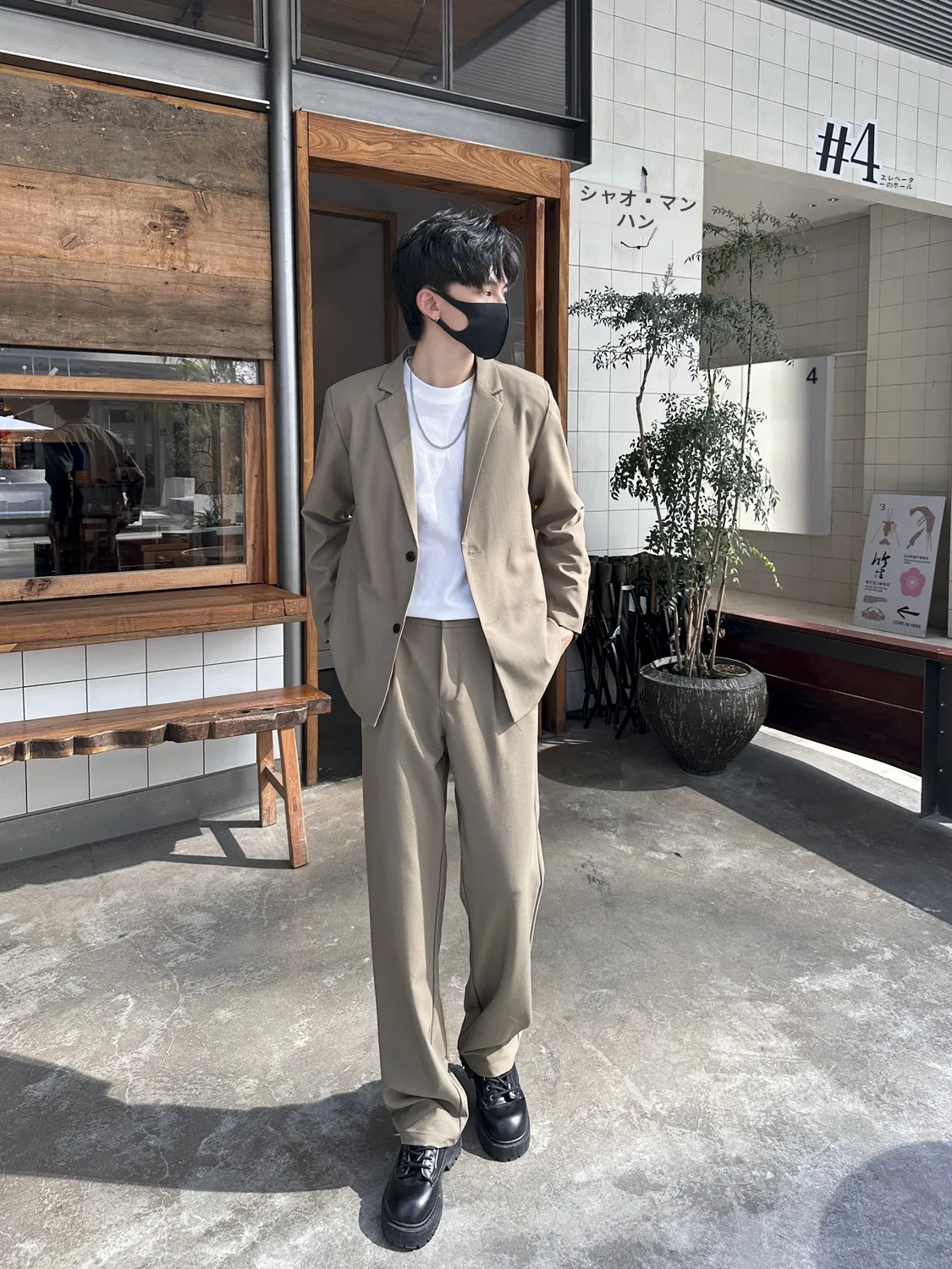 メンズスーツ モデル おすすめ：スタイリッシュな秋冬向け韓国風スリムフィットセットアップ
