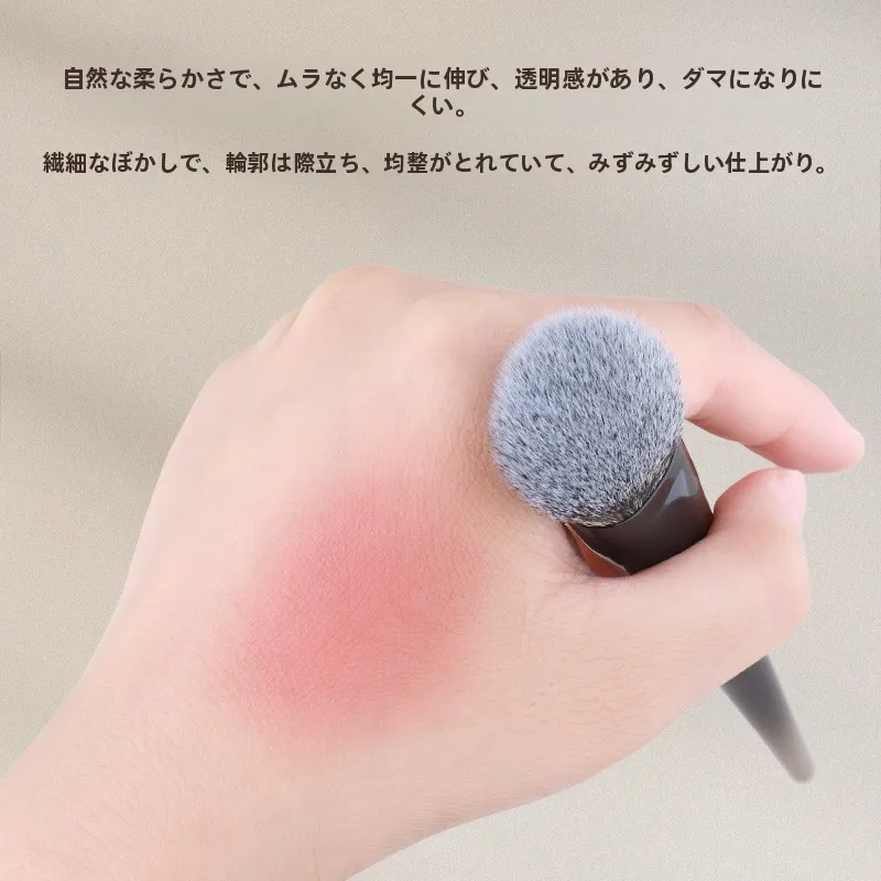 檀木製ブラッシュブラシ：上品な腮紅晕染を実現する携帯用メイクツール