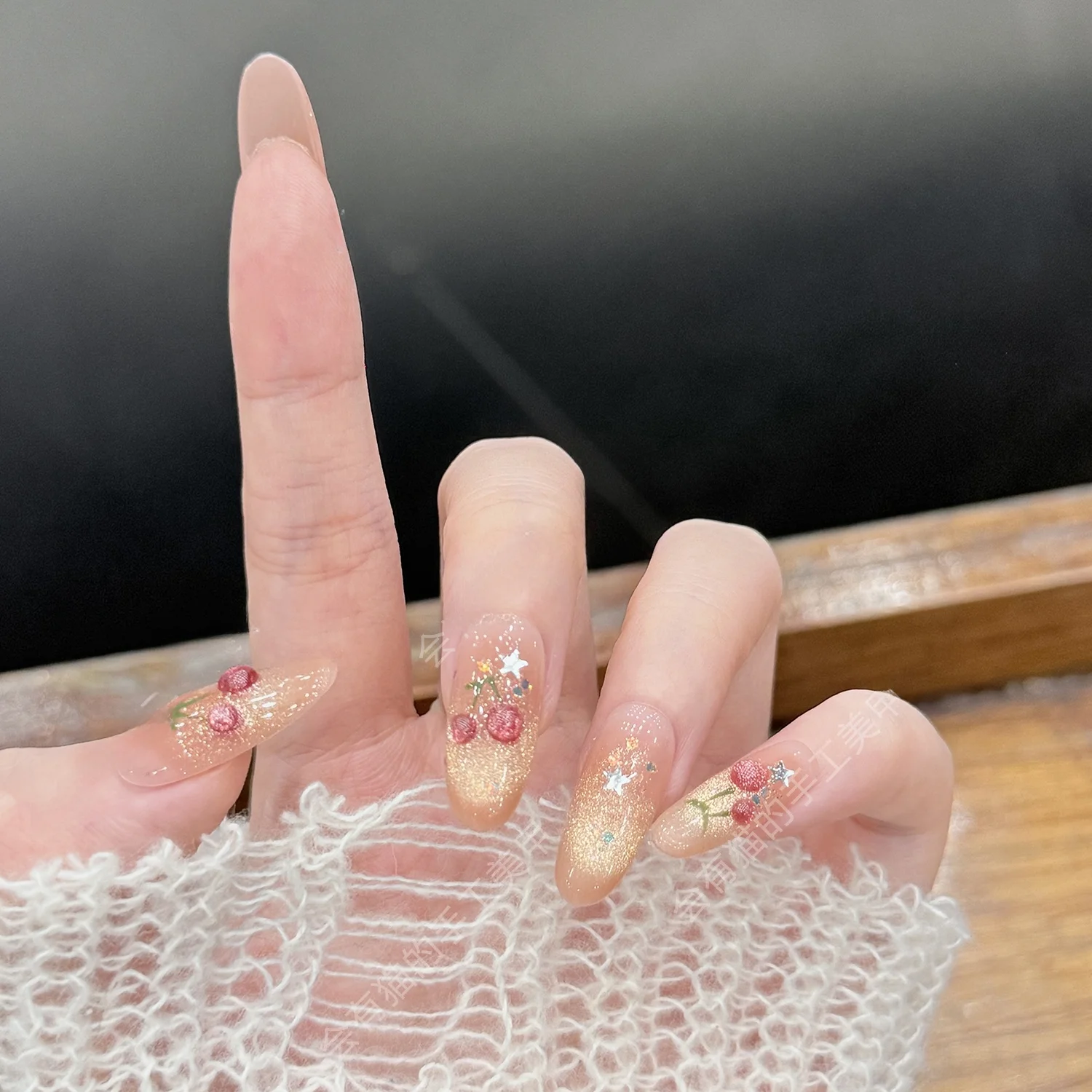 春夏用の手作りキャットアイネイル【華やかなチェリー・極上の柔らかさ・微笑みデザイン】