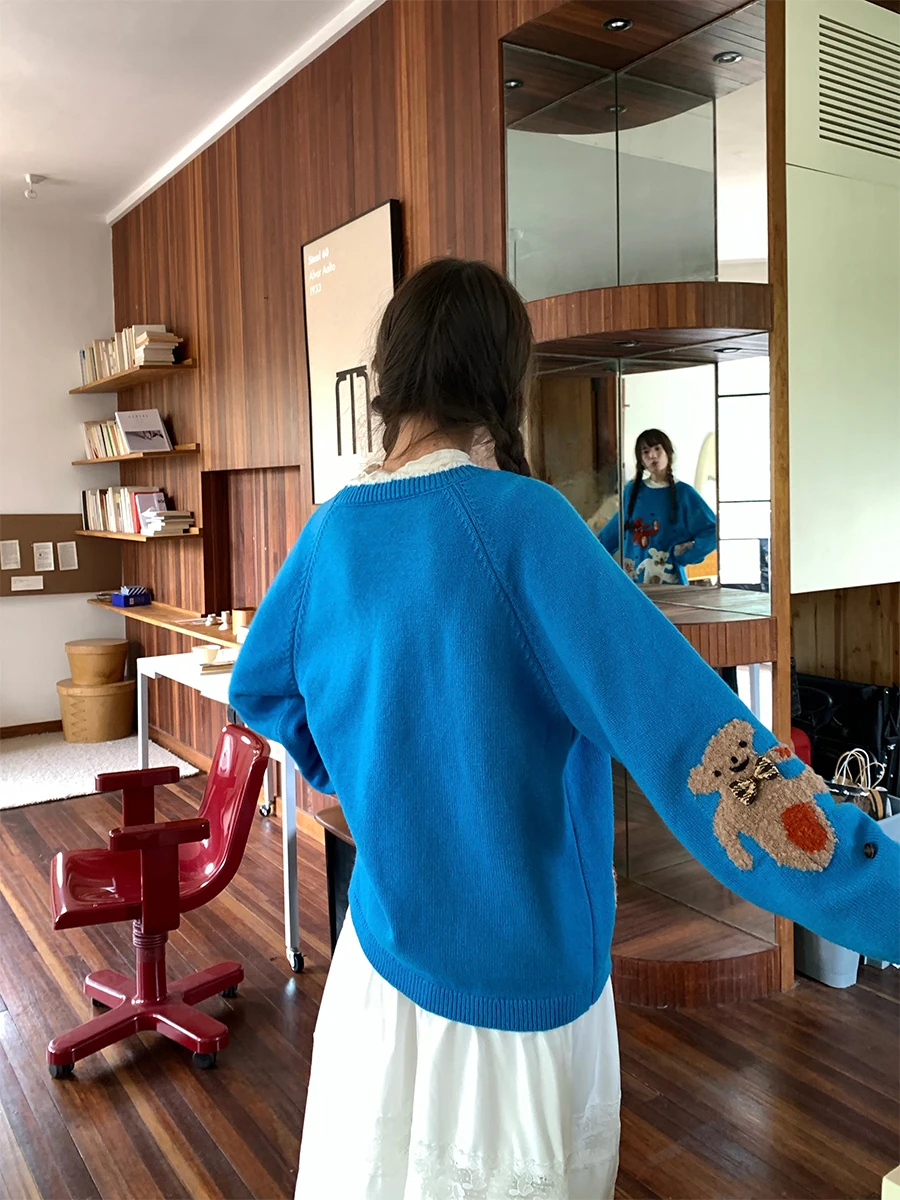 綺麗な色のセーターをどう選ぶ？宝石青のニットセーターが秋の日常を彩る理由