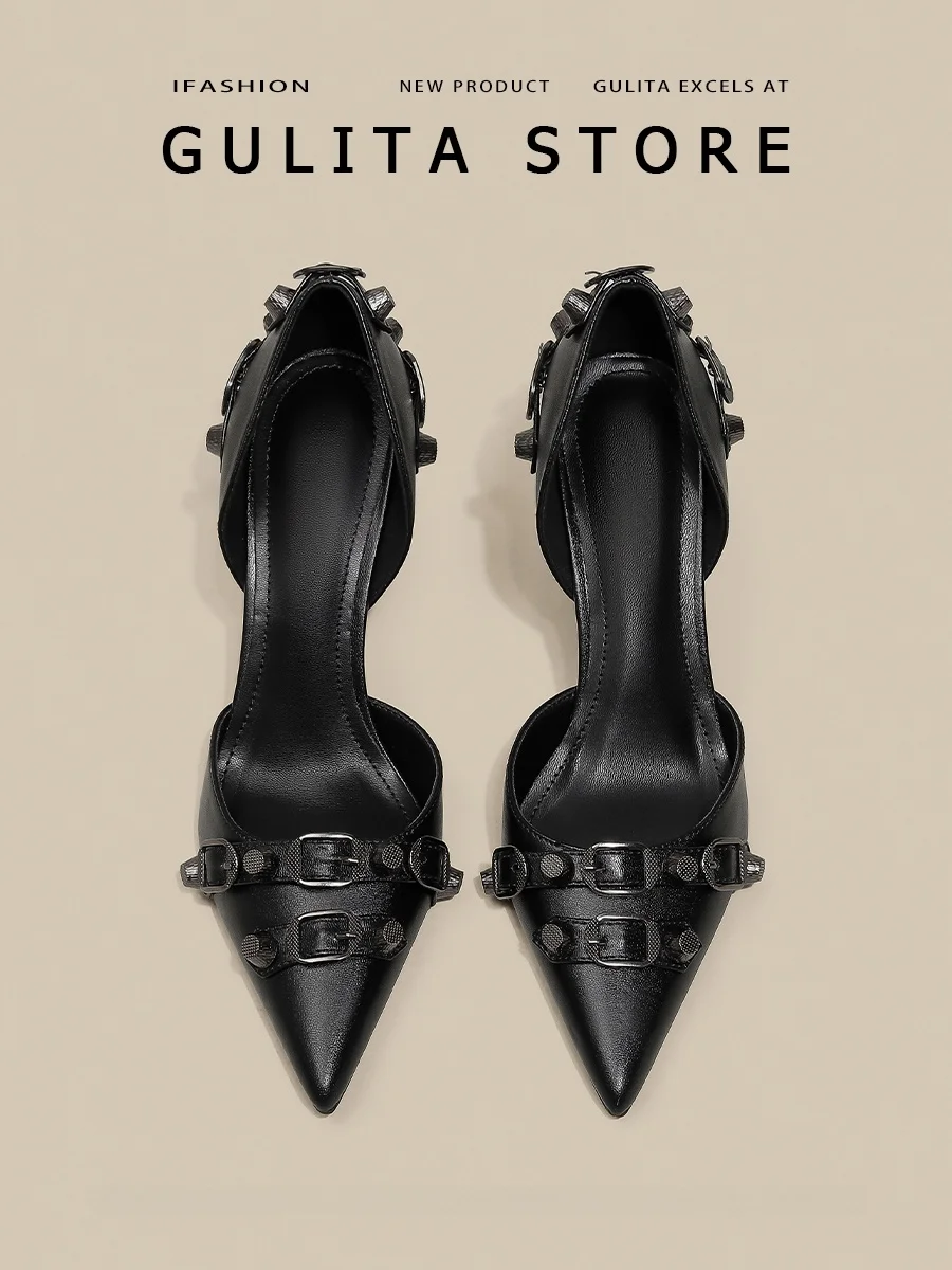 Gulita ブラック ポインテッドトゥ ハイヒールの細跟デザインとスタッズが提供する日常使いの実用性