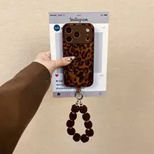 秋冬用 ヴィンテージ風ブラウンコーデュロイヒョウ柄 iPhone用ケース【毛球付き・全包タイプ・個性的デザイン】