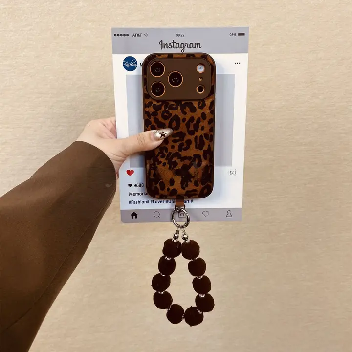 秋冬用 ヴィンテージ風ブラウンコーデュロイヒョウ柄 iPhone用ケース【毛球付き・全包タイプ・個性的デザイン】