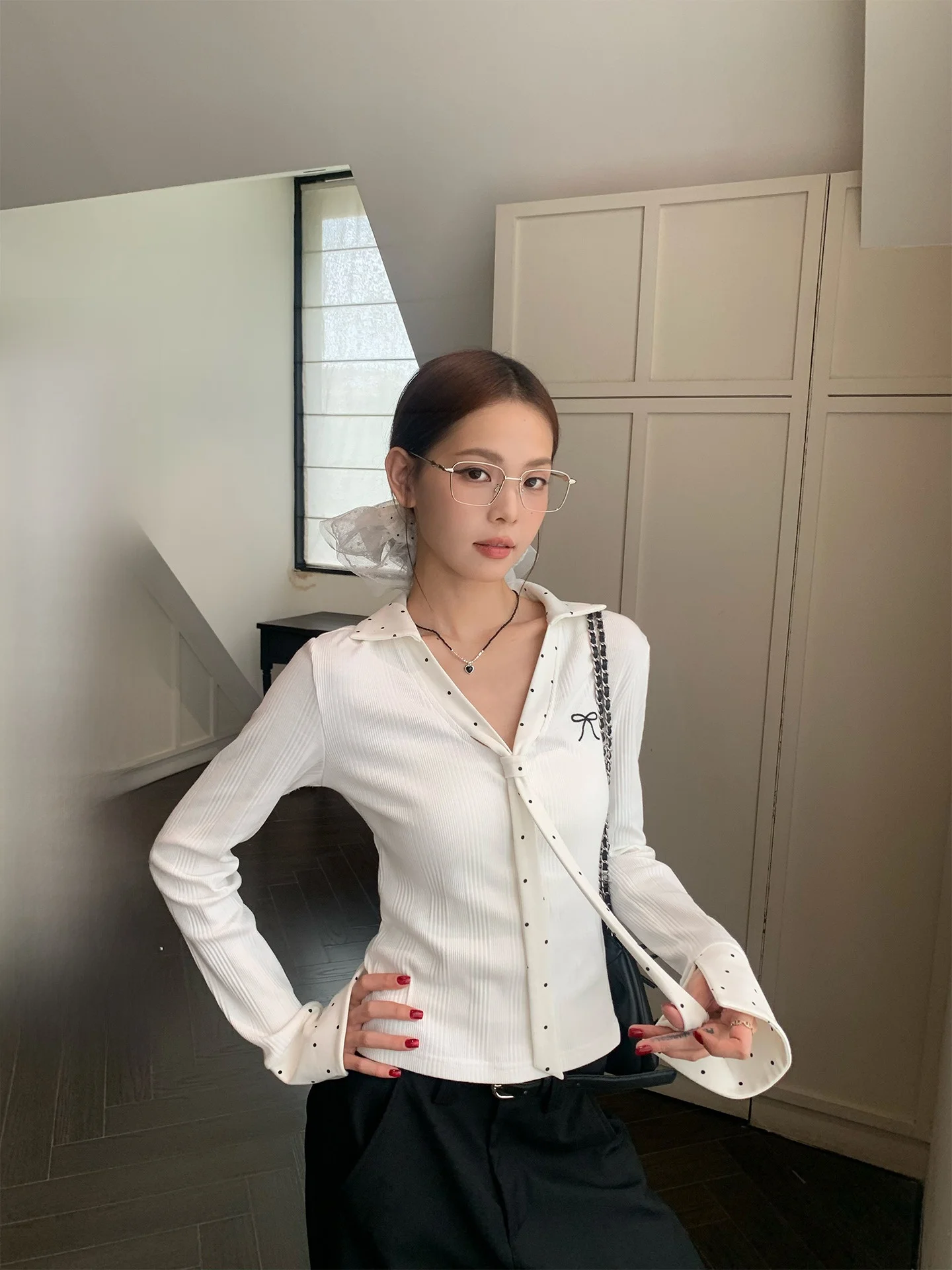 白色ドット柄ポロネック長袖Tシャツ【秋冬用・フィットデザイン・ショート丈】