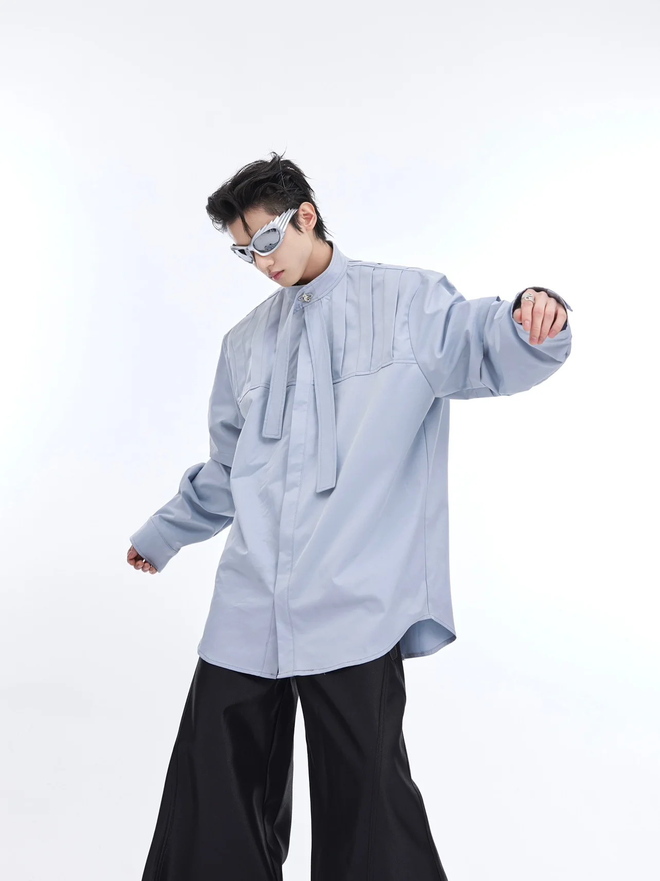 デザイン性のある立体的なタック長袖シャツ：メンズプレゼント服の選定ガイド