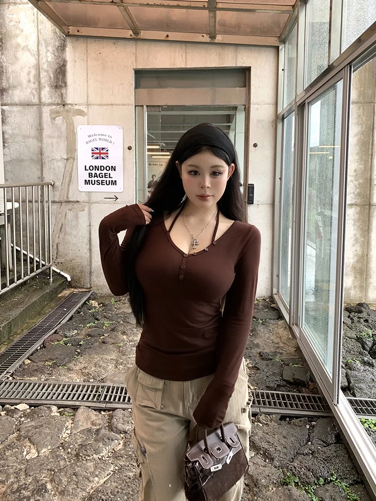肩ひもデザインのロングスリーブ：女性向けのV領修身型トップスの実用性と季節適性