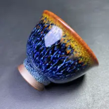 手作りの金糸模様が美しいブルー孔雀の茶杯【鉄胎陶器・高級天目・品茶用】（セットアップ対応）