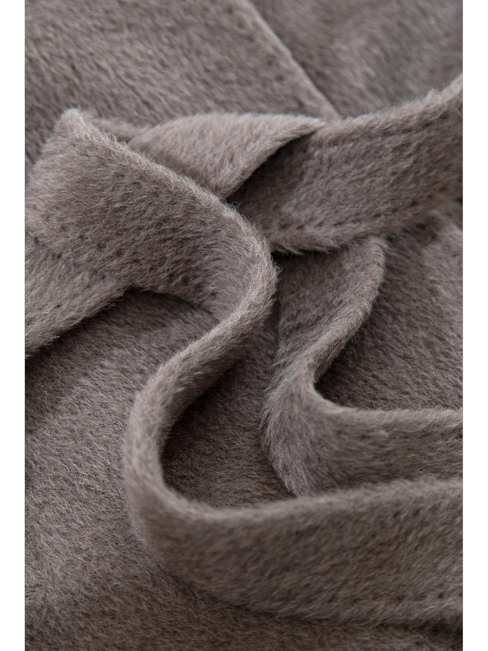 ママコーデのスタイリッシュさを実現するコートの選び方｜鬼怪デザインとナスグレーの秘密