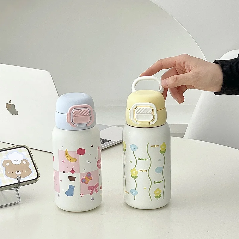 可愛いデザインの大容量 ストロー付きウォーターボトル 650ml 保温機能