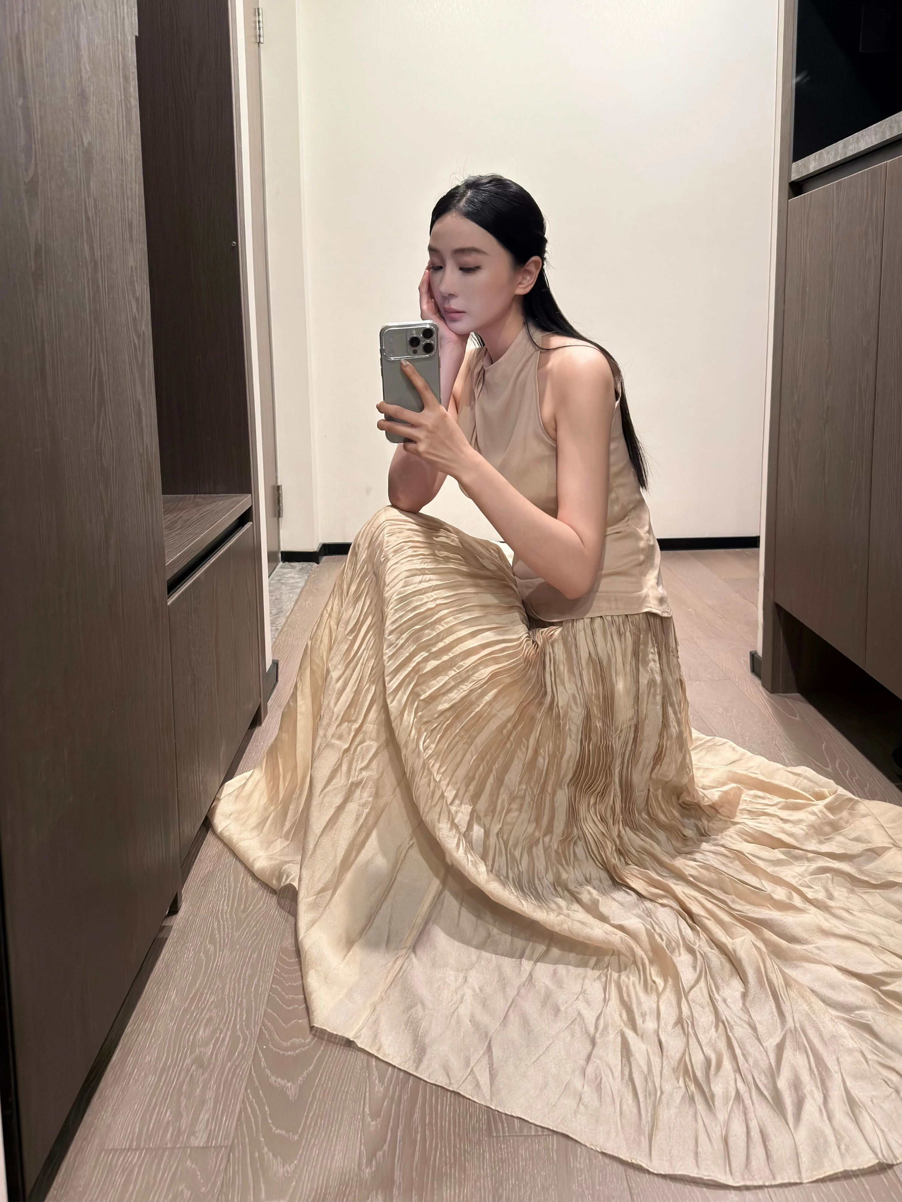 落日の香り漂うゴールドツイストトップスと百褶スカート：20代 女性の日常オシャレに最適なセットアップ