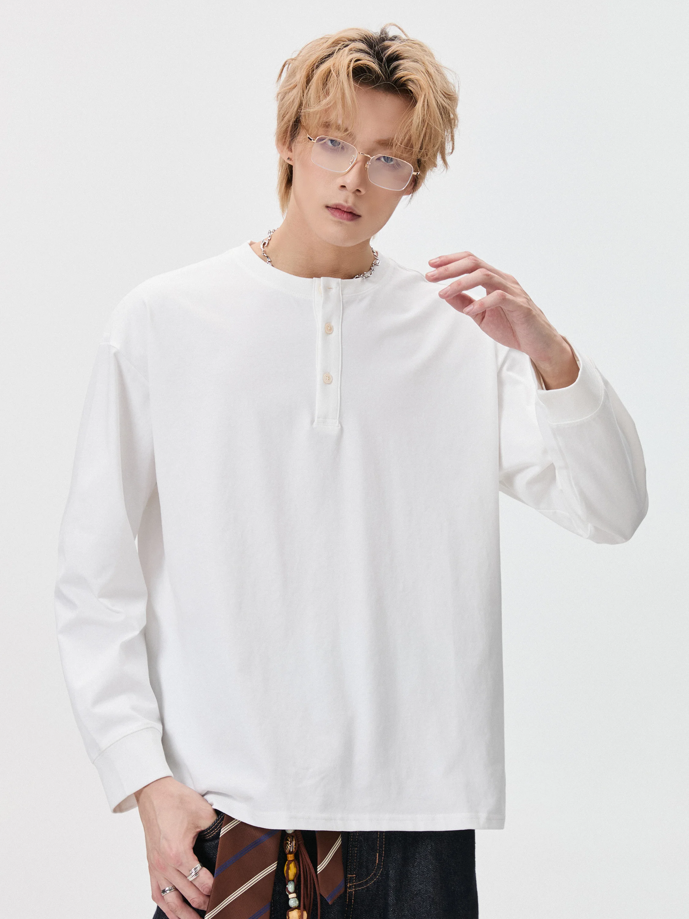 白ティーコーデ メンズの選定基準：半ボタン ヘンリーネック 長袖Tシャツの実用性と着用シーン