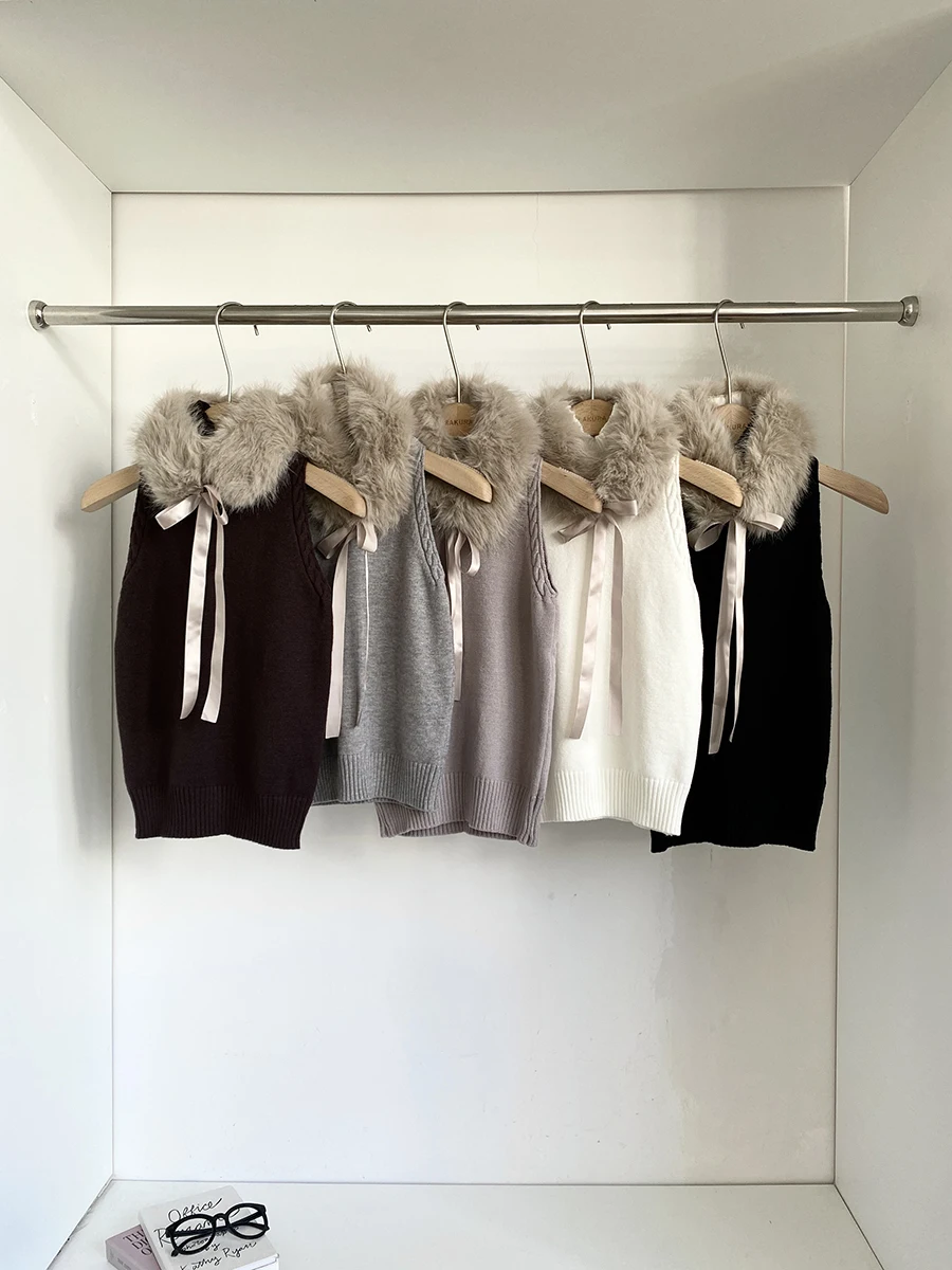 10月頭にぴったりの冬の服装は？脱着可能なファー付きニットベストが解決する理由