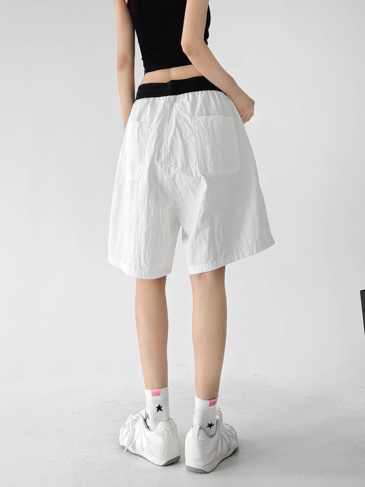ランニングショートパンツはどんなもの？木昱子の白灰色ショートパンツが解決する日常の悩みとは